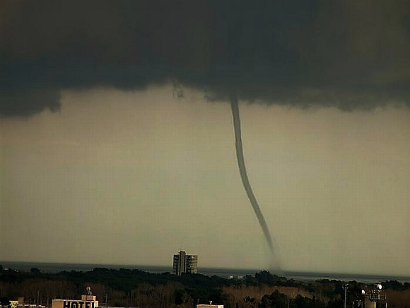 Tornado delante de Gavà Mar (21 de febrero de 2006)